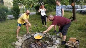 Smażenie jajecznicy w szkolnym ogródku