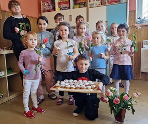 Niespodzianka z okazji Dnia Kobiet w naszej szkole i przedszkolu.