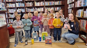 Dzieci z Kicią Kocią poznawały zasady segregacji śmieci.