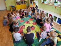 Szkolne kółko czytelnicze z wizytą w przedszkolu